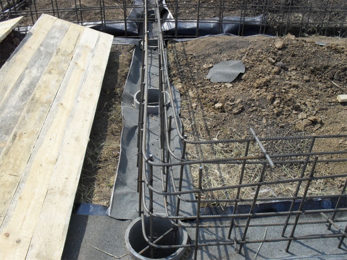 На завершальному етапі в траншею укладається металева арматура товщиною 8-12 міліметрів і так же заливається бетоном до рівня грунту