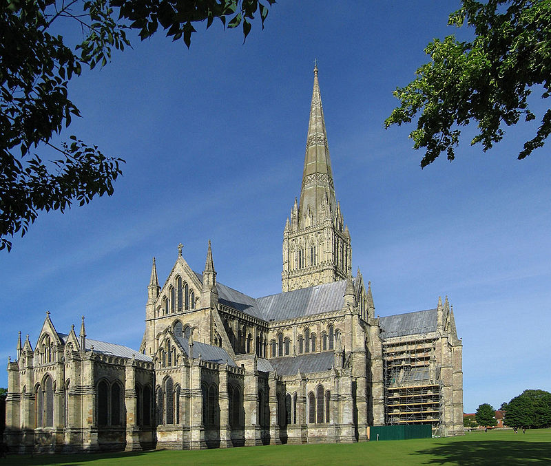 Salisbury Cathedral,   Англійська готична школа створилася під впливом територіальних придбань, приєднання до Англії нормандських і анжуйських провінцій;  вона зберегла сліди цього походження з двох джерел