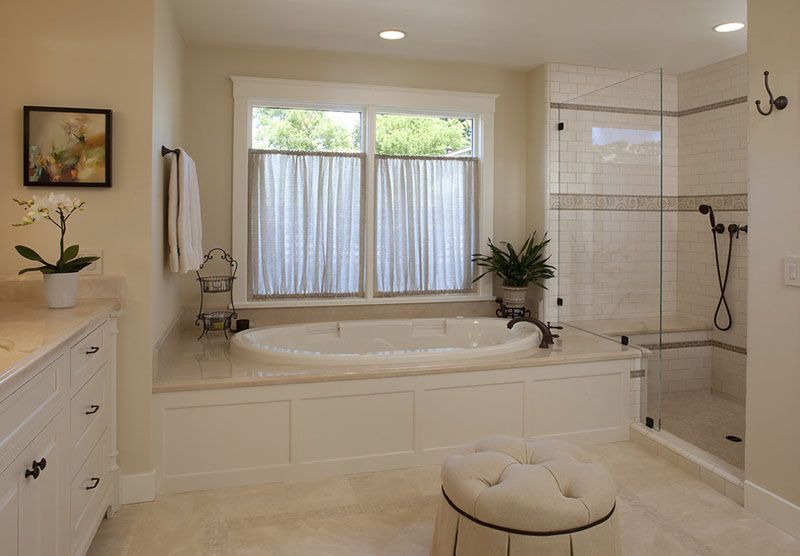 Також просторі ванні, особливо в приватних будинках, оснащуються сушінням для білизни, дошкою для прасування і шафою для банного приладдя
