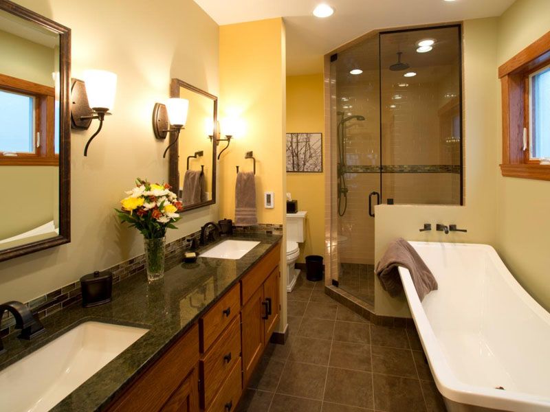 У просторій ванній дизайнеру є, де «розгулятися»   У великій ванній кімнаті можна розмістити ванну, раковини, туалет, душову кабіну і ще залишиться багато місця   Біле краще завжди чимось розбавити   Вранці душ, ввечері ванна
