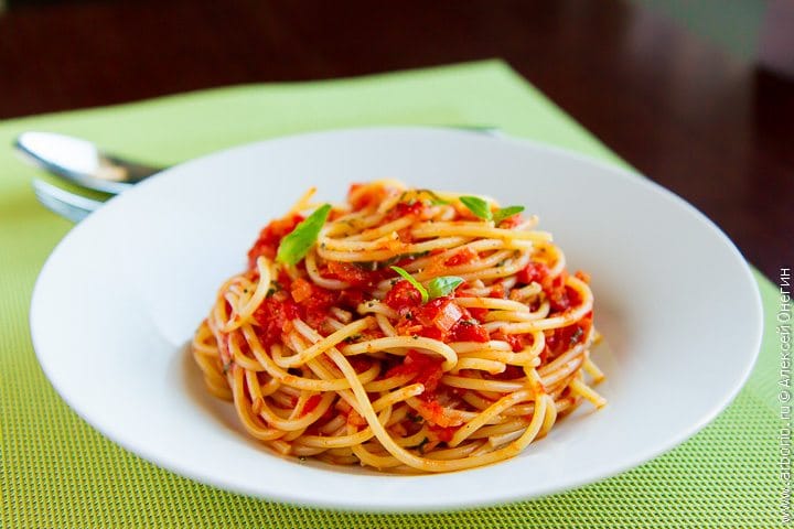 Це дуже проста   паста   : В ній немає нічого, крім спагетті і соусу зі свіжих помідорів