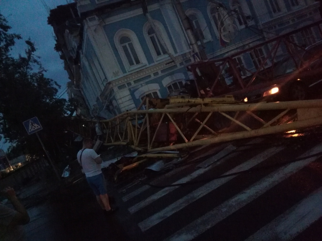 Будівельний кран впав у центрі Барнаула через ураган, в результаті чого загинув робітник, організована дослідча перевірка, повідомила прес-служба регіонального управління СК РФ