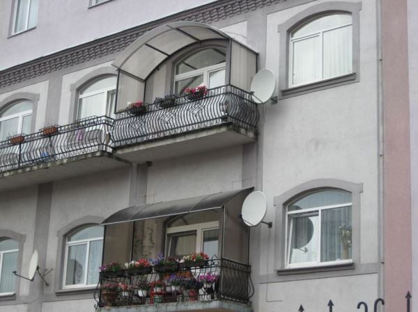 Якщо ви не хочете позбавляти себе задоволення перебувати поза домом в негоду - можете спорудити навіс з полікарбонату над балконом