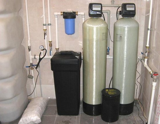 Водопідготовка для приватних будинків повинна не тільки мати можливість усувати небажані речовини з води, але і робити це з необхідною продуктивністю