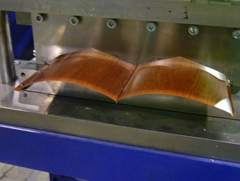 Існують спеціальні технологічні лінії, на яких здійснюється виробництво   цього виду сайдинга   з оцинкованої сталі методом холодної прокатки