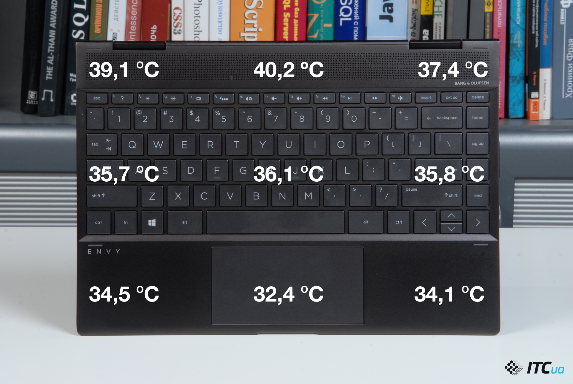 Корпус ноутбука найсильніше нагрівається в області над клавіатурою, в цьому місці його температура досягає 40 градусів Цельсія, тобто він стає відчутно теплим, але це не викликає дискомфорту