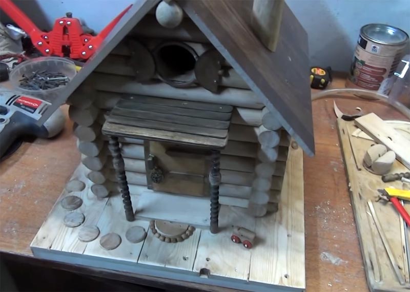 Пропонуємо покроковий інструктаж, розповідає про те, як самостійно зробити гарний будиночок-годівницю для птахів, як на фото нижче