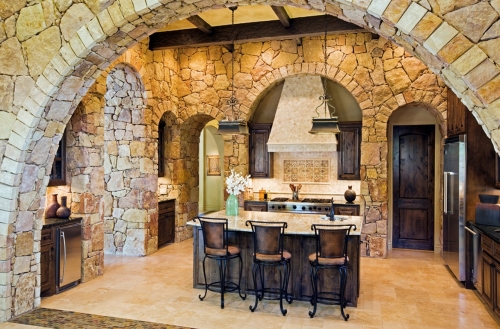 Оздоблення стін кухні декоративним каменем: фото інтер'єру в середньовічному стилі