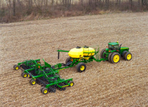 Компанія John Deere виробляє сільськогосподарську техніку вже близько 150 років і, незважаючи на те, що ціна обладнання може доходити до 135 000 $, її продукція набирає популярність і серед російських аграріїв