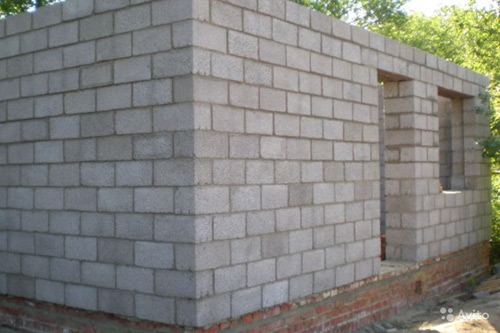 В принципі, кладка стін з керамзитобетону і інших видів блоків з пористого виконується за тими ж правилами, що і кладка цегляних стін