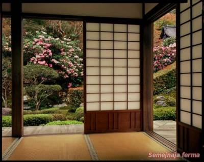 У японському чайному будиночку може бути багато вікон (до восьми і більше) різних форм і розмірів