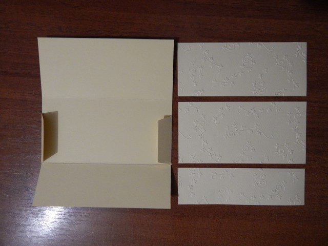 Конверт до «крильцями» вирізаємо однією фігурою, а прямокутники на картоні з малюнків вирізаємо і відокремлюємо один від одного, отримуючи при цьому три фігури