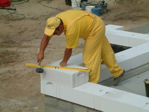Кожен укладений блок перевіряється за рівнем в горизонтальній і вертикальній площині, при необхідності блоки підбиваються спеціальною гумовою киянкою