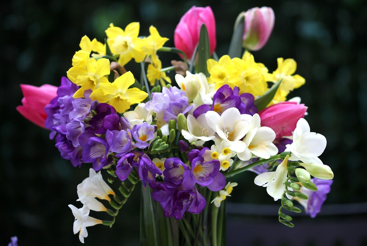 Топ найбільш популярних весняних квіткових композицій