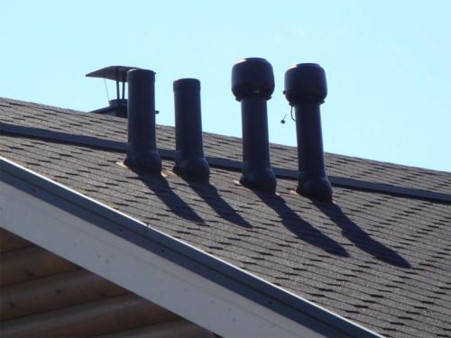 При облаштуванні різних інженерних комунікацій традиційно встановлюють вентиляційні труби на даху