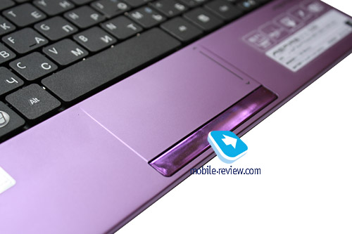 Клавіші об'єднані в одну, їх поверхня пофарбована під хром, тут також присутній пурпурний відтінок